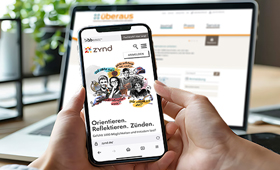 Hand hlt Smartphone mit aufgerufener Seite von zynd.de