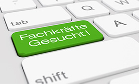 Weie Computer-Tastatur mit einer Taste in grn und der Aufschrift "Fachkrfte gesucht"