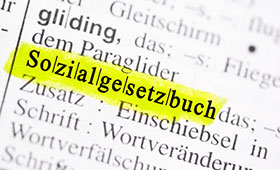 Ausschnitt einer Lexikonseite mit dem Eintrag "Sozialgesetzbuch", mit hellgelbem Textmarker markiert