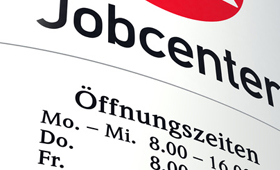 Schild eines Jobcenters mit ffnungszeiten