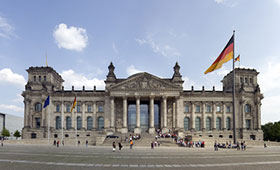 Reichstagsgebude, Sitz des Deutschen Bundestages, frontal gesehen