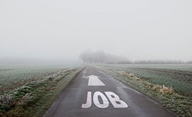 Eine Strae in einer nebelverhllten Landschaft, darauf in weier Farbe geschrieben "JOB" und ein Richtungspfeil zum Horizont